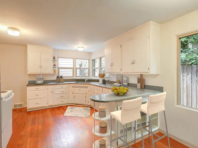 5515 35th Ave NE — Photo 3
