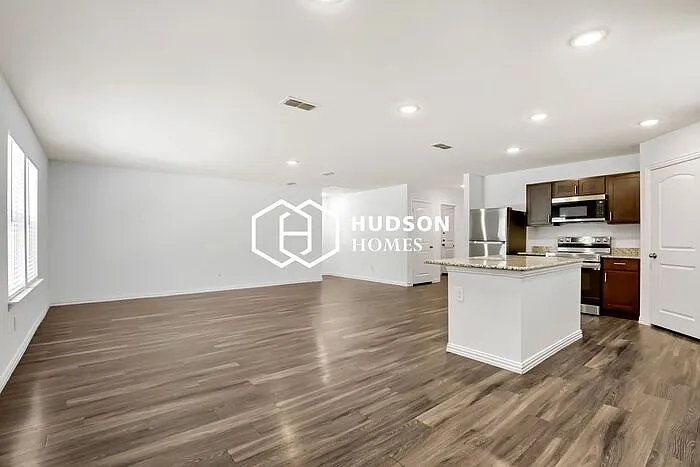 3 bed, 2.0 bath, 1600 sqft, $1,695 — Photo 3