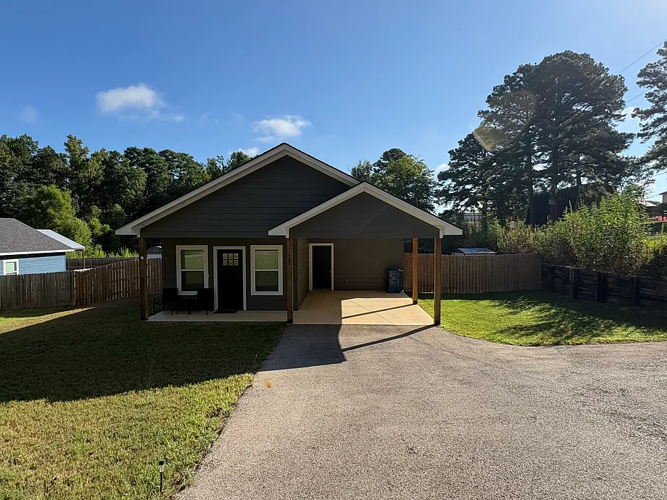 402 N Main St