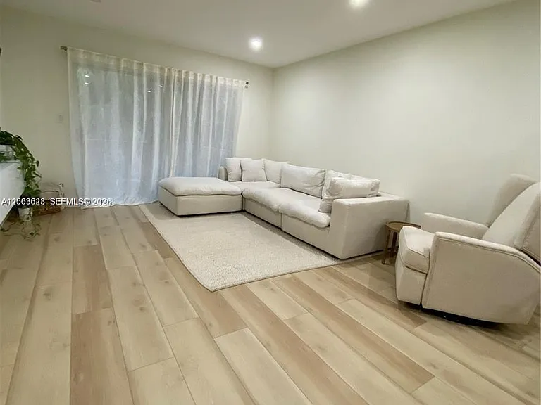 1200 Tallwood Ave #302 — Photo 1