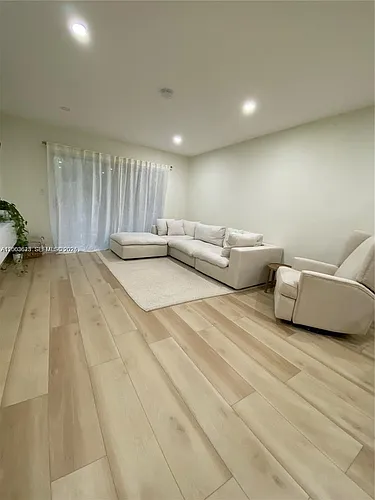 1200 Tallwood Ave #302 Photo 1