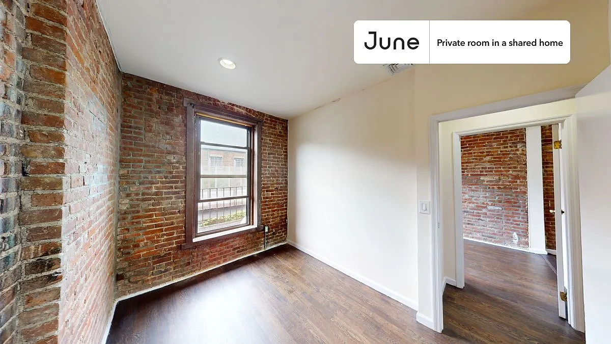 Queen bedroom in 4 bed/1.5 bath home in Central Harlem #1739 B — Photo 2