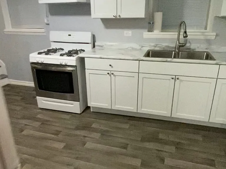 5253 W Montrose Ave #B — Photo 4