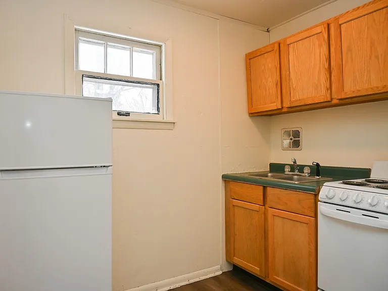 Park Apartments — Photo 7