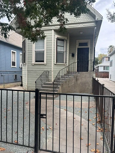 3 bed, 1193 sqft, $1,750 — Photo 1