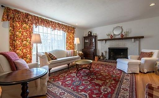 4th image of 17 Berrywood Ln
