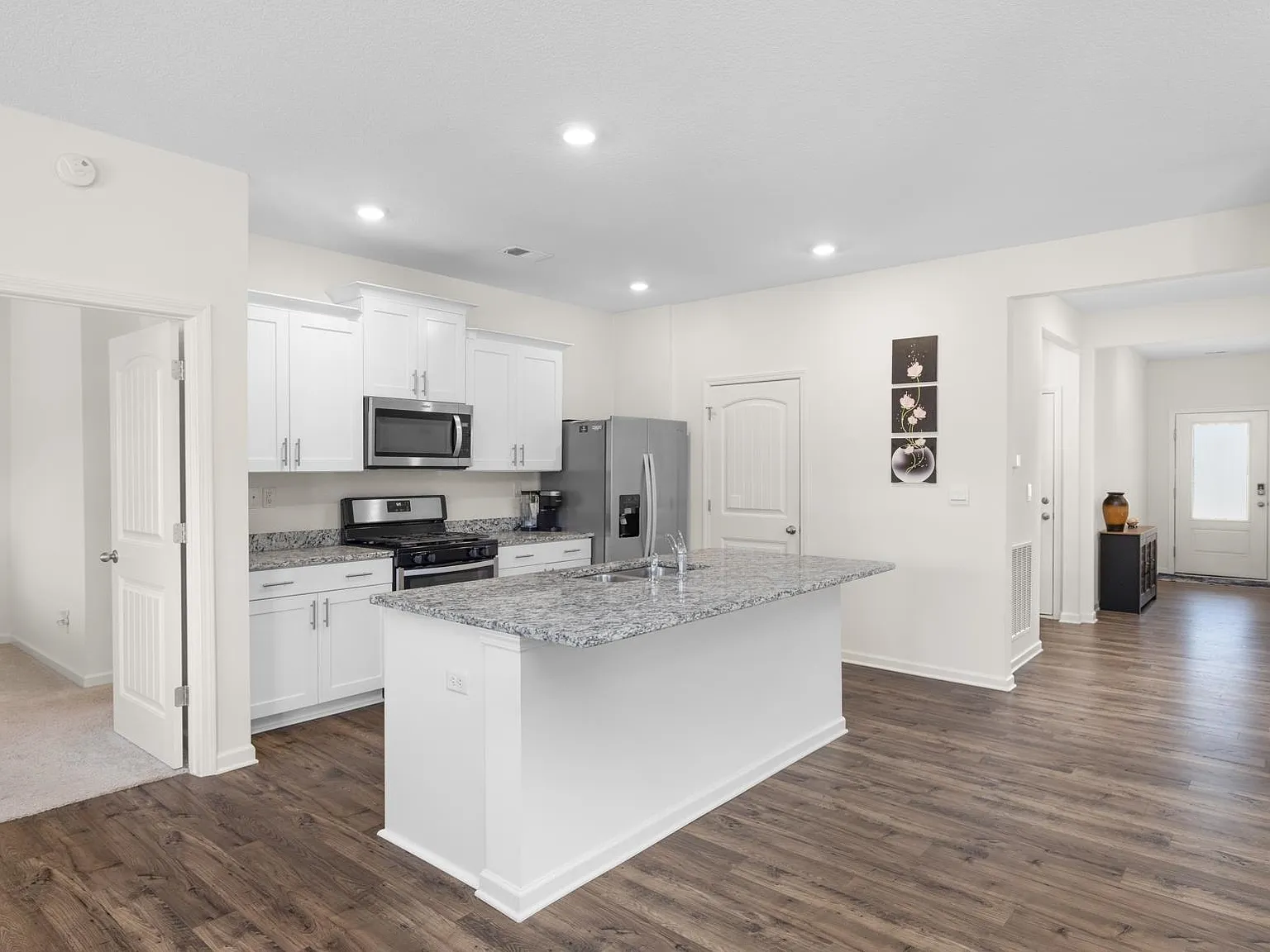 3 bed, 2.0 bath, 1667 sqft, $2,200 — Photo 4