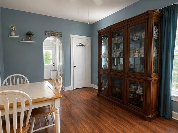 5th image of 438 Watson St