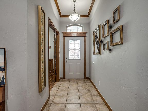 4th image of 912 Regal Rd