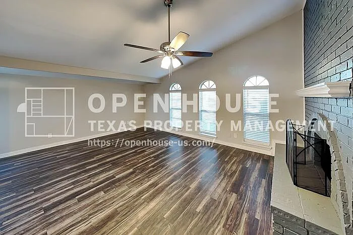3 bed, 2.0 bath, 1388 sqft, $2,045 — Photo 4