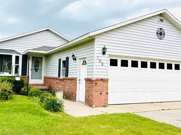 708 Greg Rd, Petoskey, MI 49770