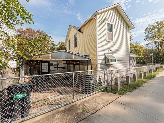 3rd image of 528 Turner St