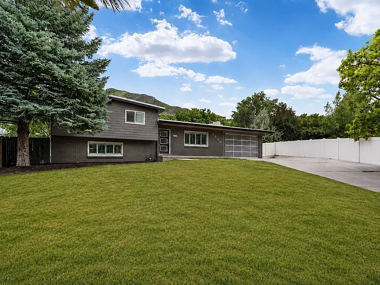 3395 E Larchmont Dr — Photo 1