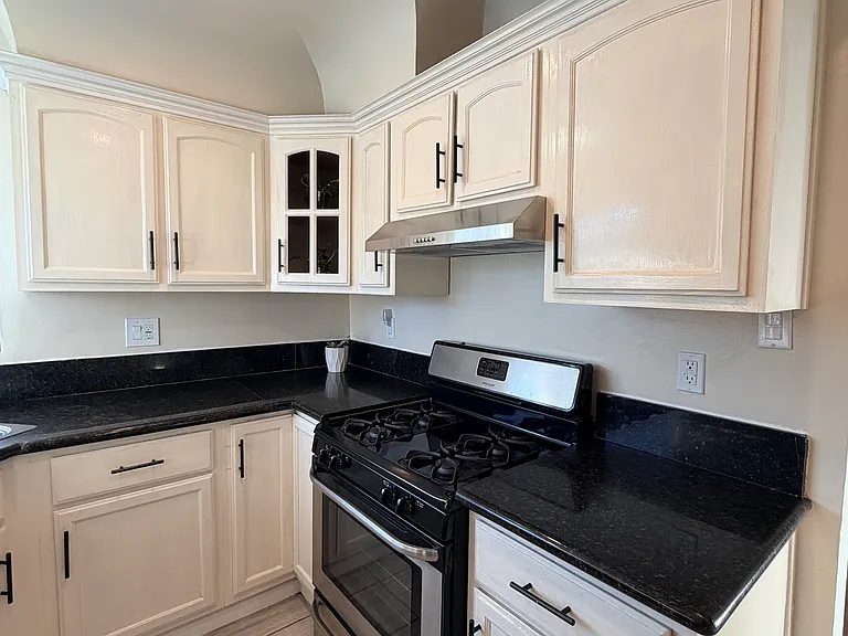 338 W Hardy St — Photo 15