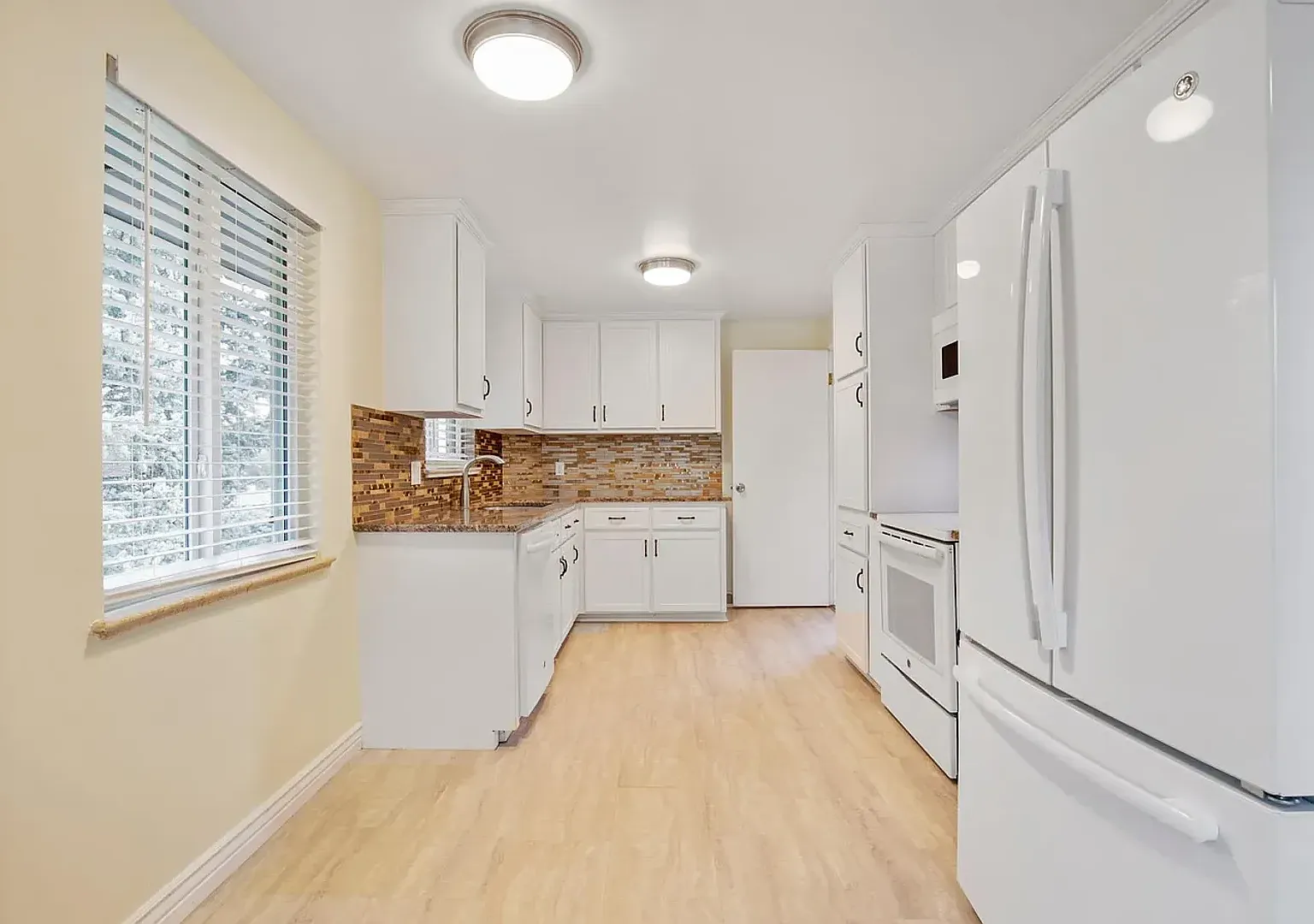 Spacious 3 Bedroom Near Olde Town Arvada with Private Yard — Photo 4