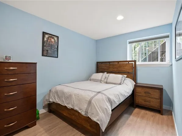 24 Cove Lane image 17 of 26