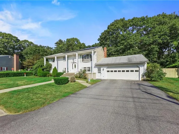 6 Thompson Dr, Coventry, RI 02816