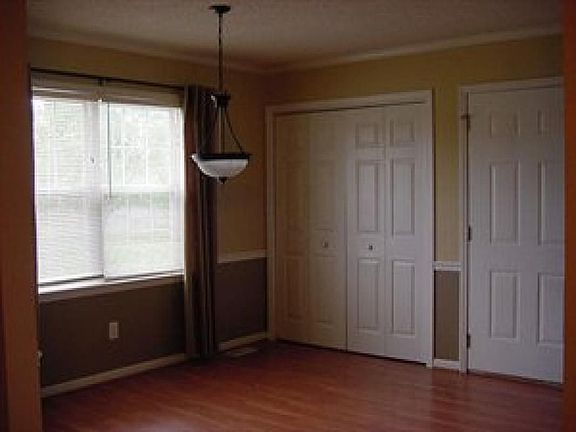 4th image of 105 Camelot Ct