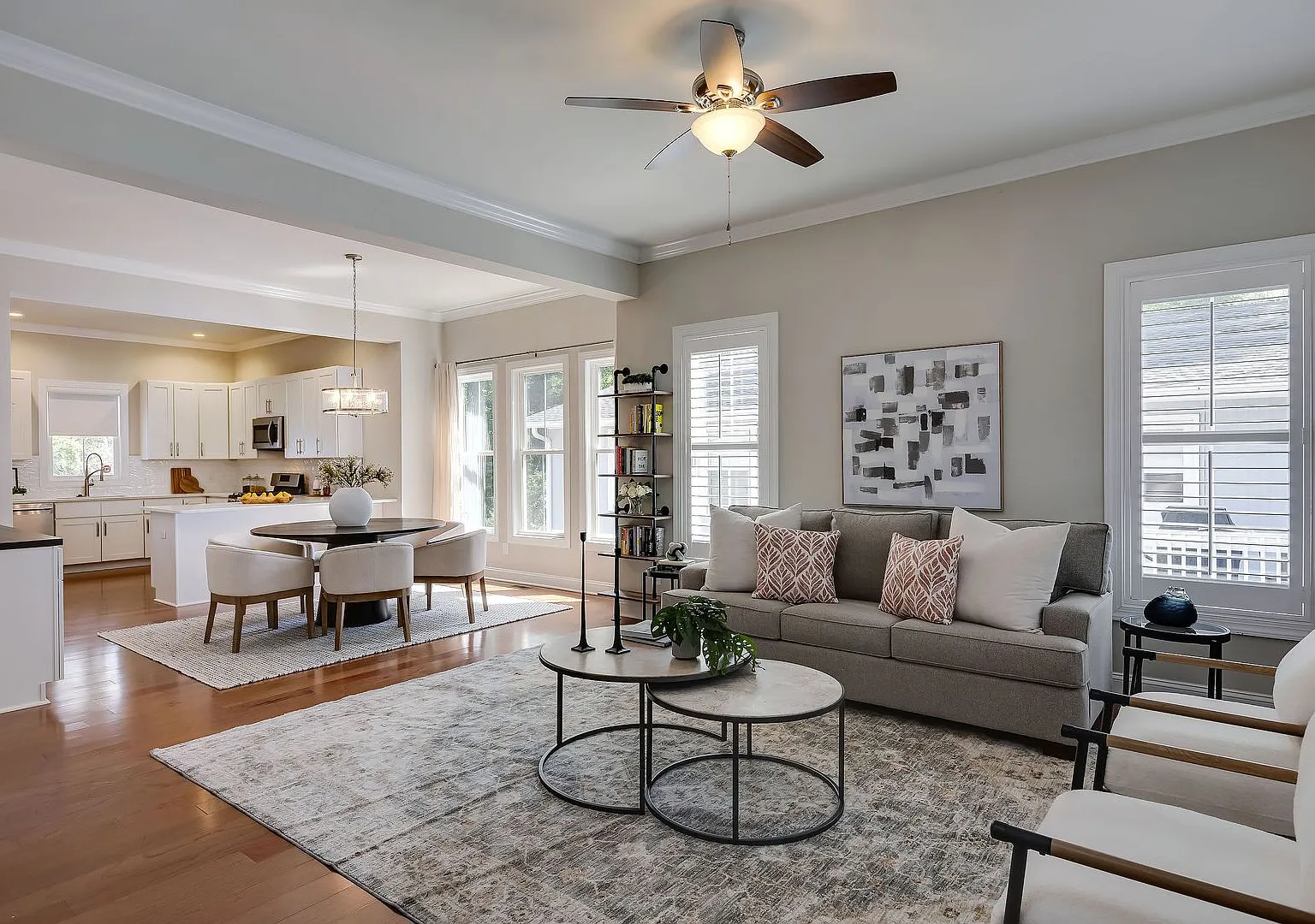 Price Drop! Spacious Beautiful 5 Bedrooms House With A Fenced-In Backyard In A Cul-de-Sac — Photo 3