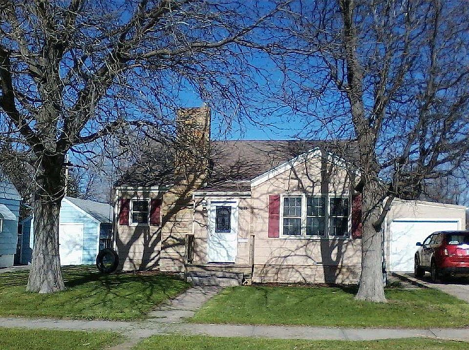 2 Giant shade trees. Front
