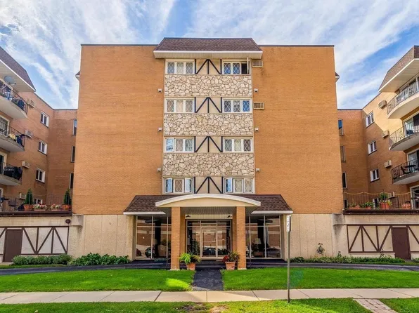 1633 River St APT 2B, Des Plaines, IL 60016