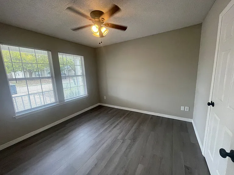 706 Crystal Wells Ct N — Photo 4