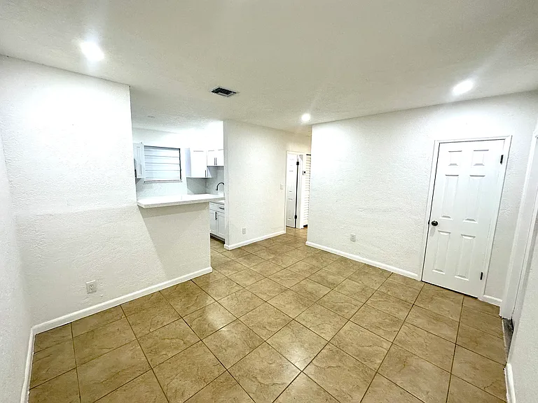 2319 NW 12th Ct — Photo 8