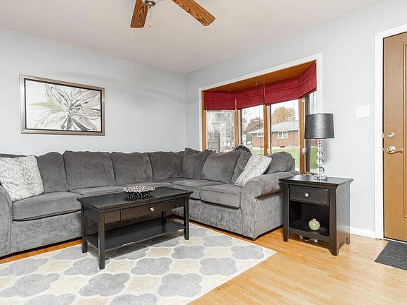 2nd image of 33 Chateau Ct