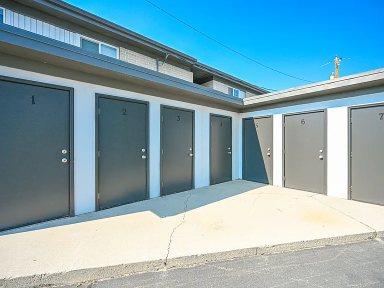 Townhouse Court — Photo 12