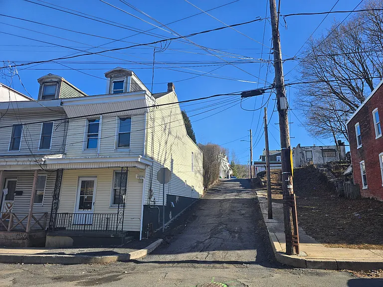 735 W Race St — Photo 1
