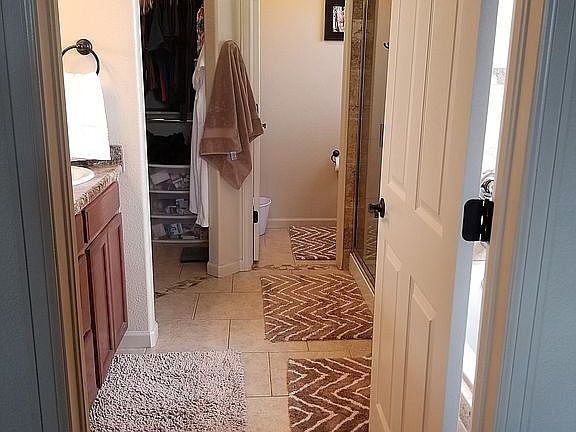 5 piece bath with walk in closet