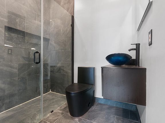 4th image of 271 Cator Ave #1
