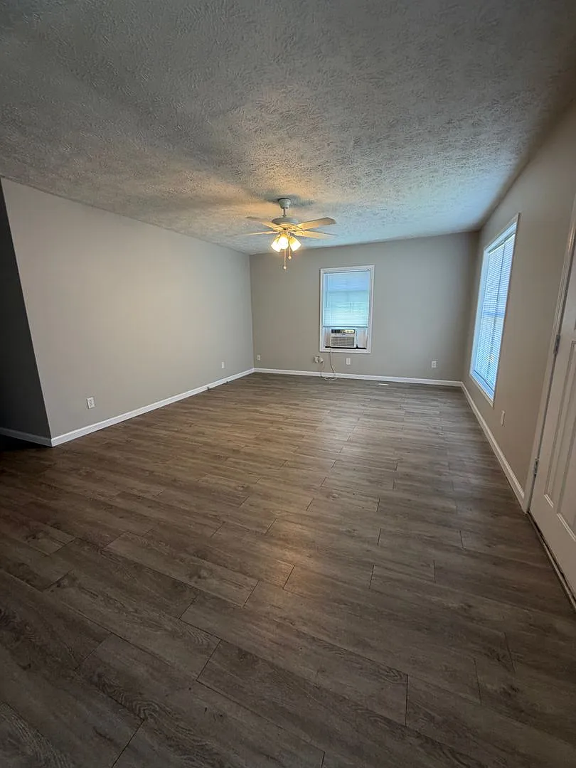 Bemis Welcomes You! Cozy 3 Bedroom! Available Now — Photo 2