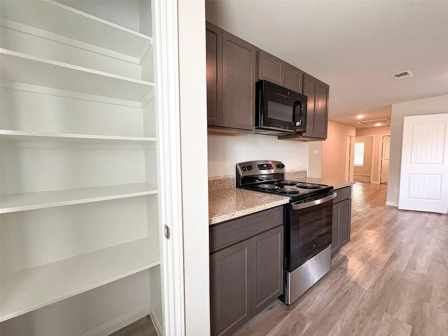 3 bed, 1.0 bath, 1080 sqft, $1,400 — Photo 3