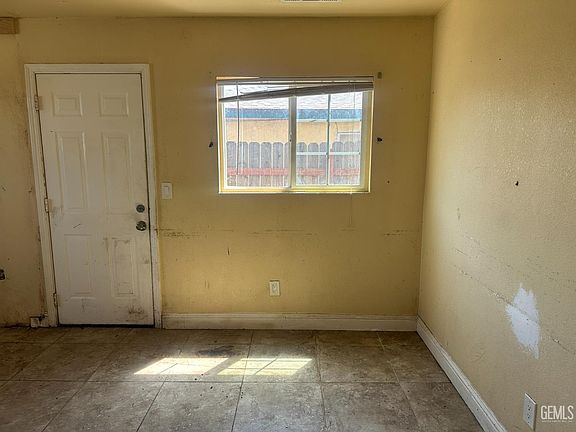 5th image of 912 Meadows St