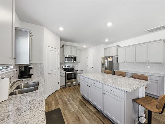 3rd image of 1861 Abbey Rd