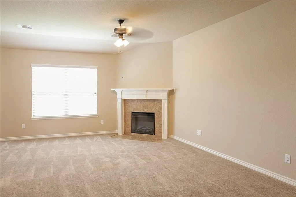 4 bed, 2.5 bath, 3262 sqft, $2,595 — Photo 4
