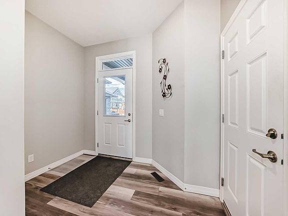 3rd image of 615 Kingsmere Way SE