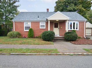 307 Woodhaven Rd, Pawtucket, RI 02861