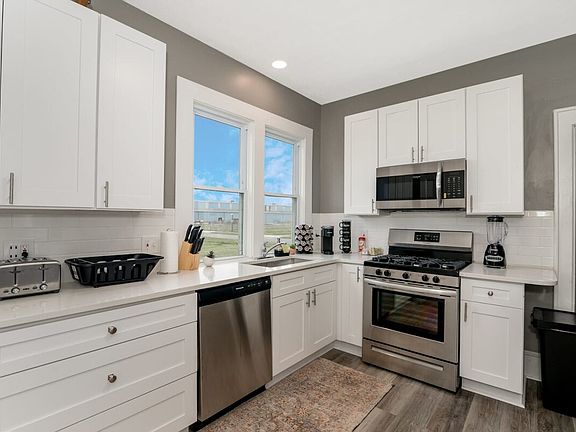 Modern Kitchen - Fully Stocked