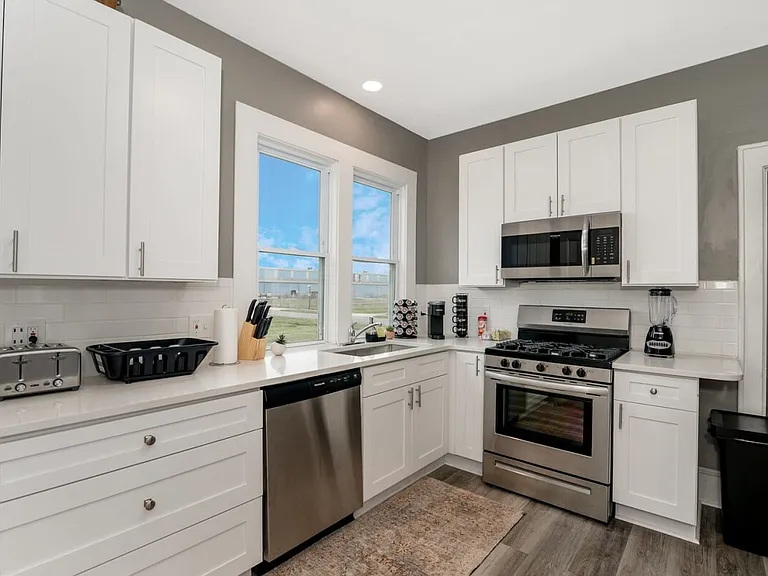 Modern Kitchen - Fully Stocked