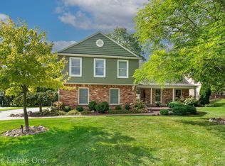 925 Laurel Ave, Rochester Hills, MI 48309