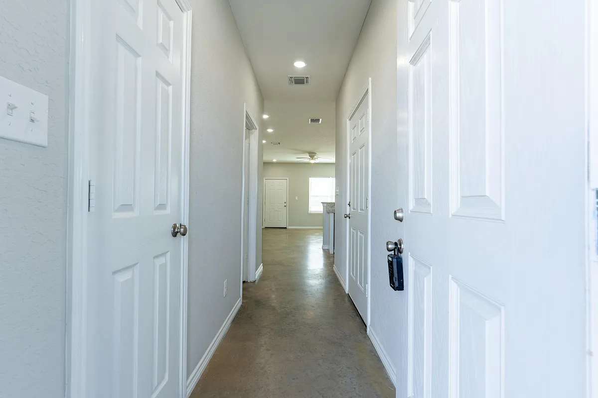 Building Photo - 6934 Crestway Dr #2