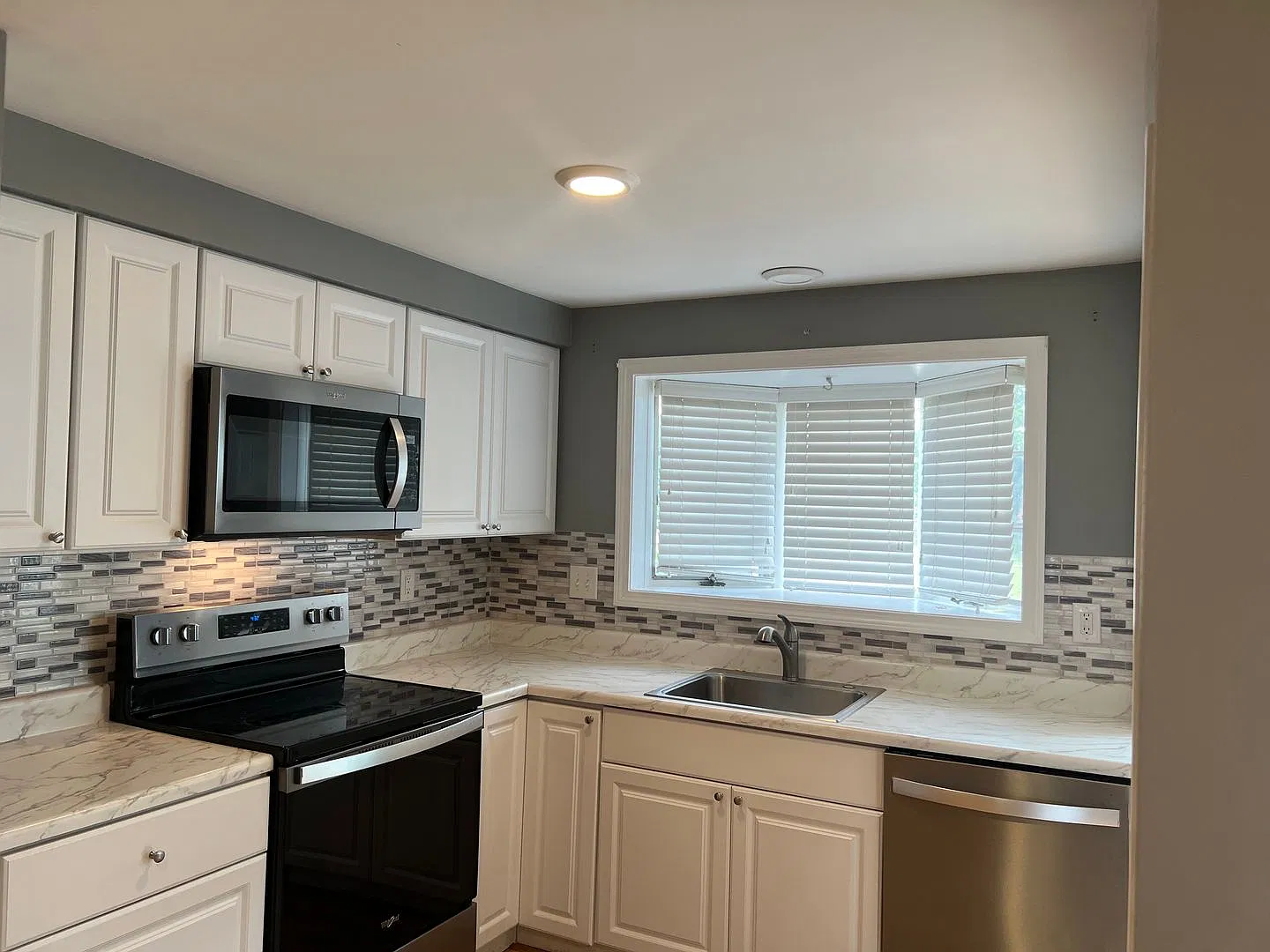 Spacious 2 Bed 2.5 Bath | Hardwood Floors & 2 Parking Spaces — Photo 3