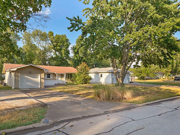 2nd image of 1533 E Broadmoor Street