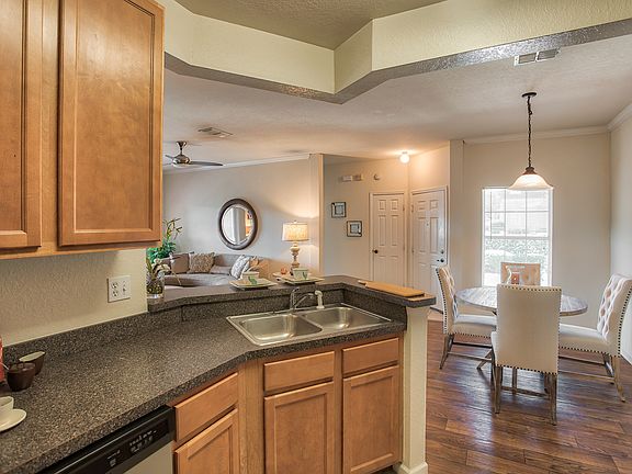 Kitchen with breakfast bar