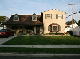 45 Hamlet Rd, Levittown, PA 19056