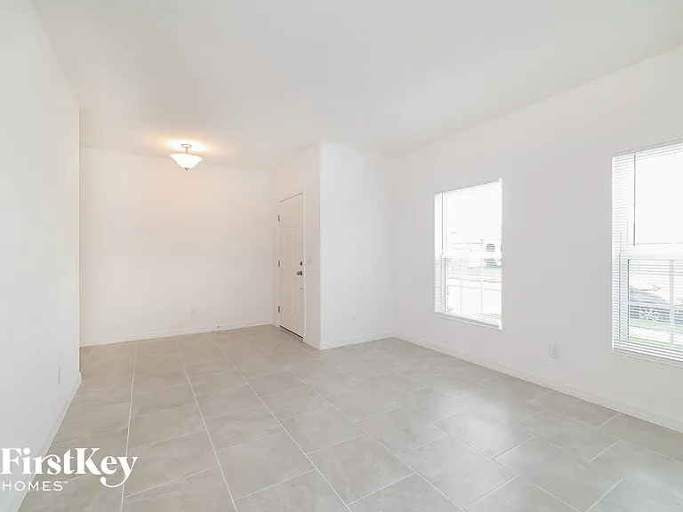 888 Avenal Ln — Photo 3