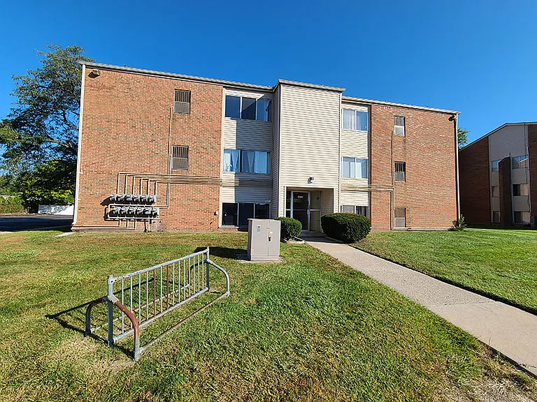 Garfield Park Apartments — Photo 16