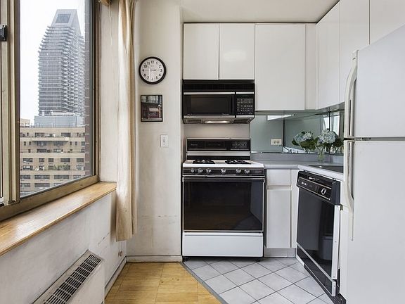 2nd image of 232-236 E 47th St #18D